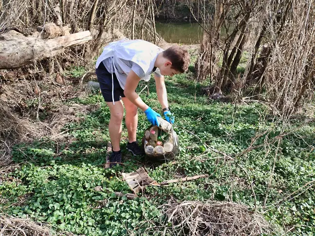  БМЧК - Ловеч почистиха боклуци към река Осъм в Деня на реката 