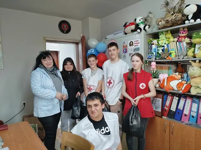  БМЧК - Ловеч почистиха боклуци към река Осъм в Деня на реката 