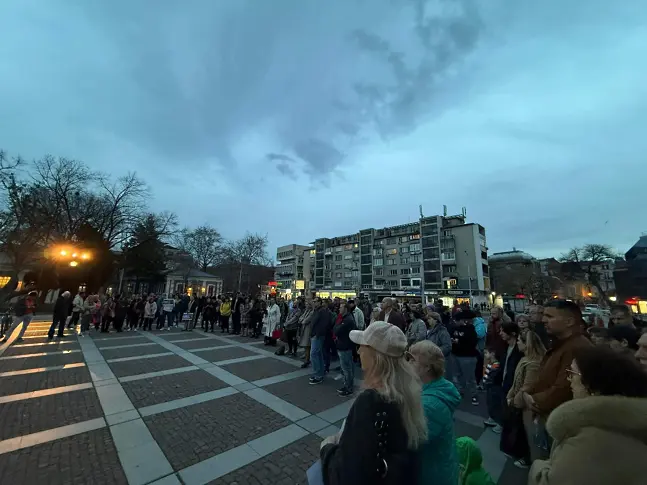 Десетки пловдивчани се включиха в протеста на "Правосъдие за всеки" - "Кой блокира Конституцията?"