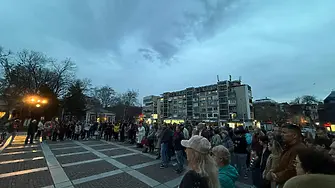 Десетки пловдивчани се включиха в протеста на "Правосъдие за всеки" - "Кой блокира Конституцията?"