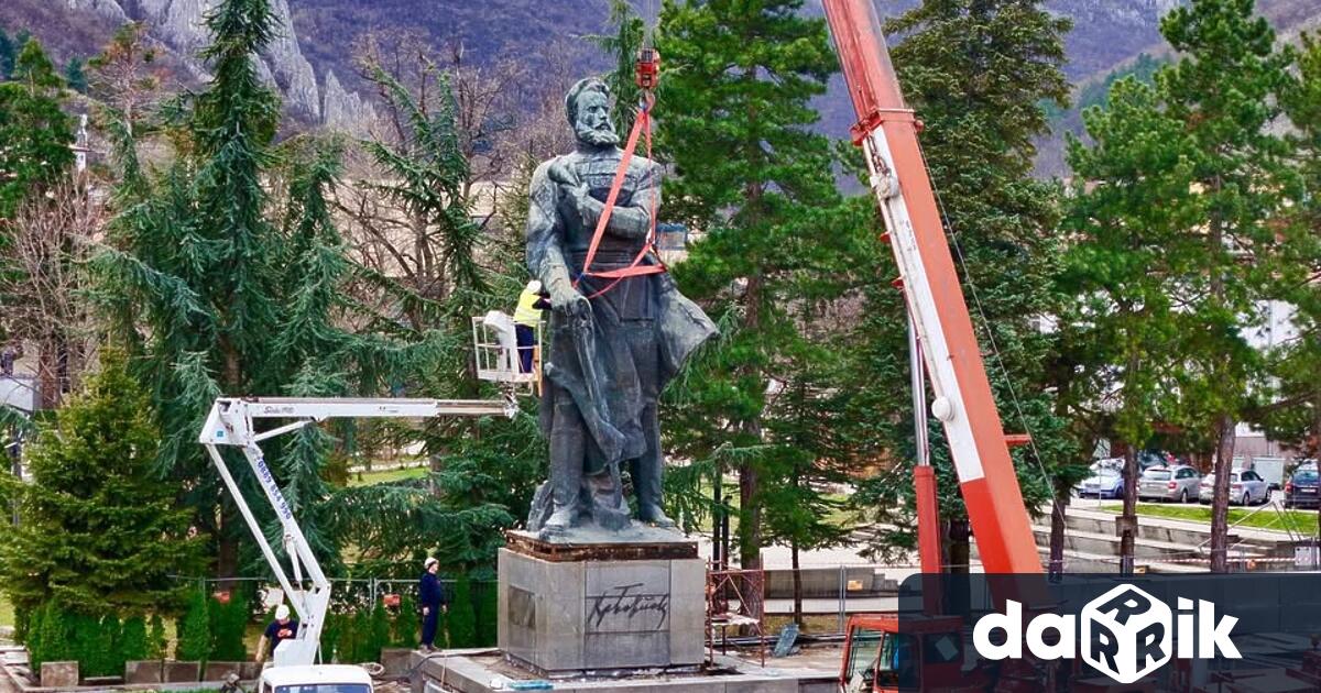 До няколко часа ще бъде премахната статуята на поета и