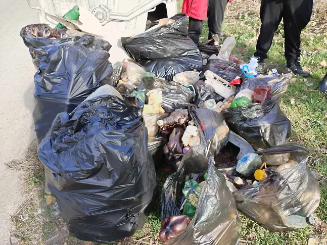  БМЧК - Ловеч почистиха боклуци към река Осъм в Деня на реката 