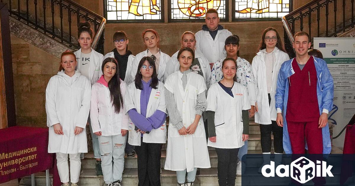 Бъдещите кандидат студенти от паралелките Технология на фармацевтични и парфюмерийно –