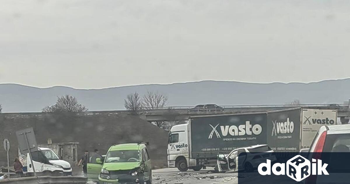 Тежък пътен инцидент е станал днес преди обед на Източния