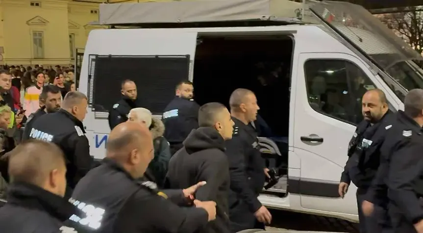  Граждани и политици питат #КОЙ блокира Конституцията (СНИМКИ) 