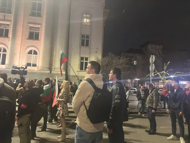  Граждани и политици питат #КОЙ блокира Конституцията (СНИМКИ) 