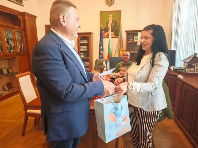  Василена, първото бебе на Плевен за 2025-а година, и фамилията ѝ гостуваха на кмета доктор Валентин Христов 