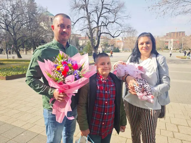  Василена, първото бебе на Плевен за 2025-а година, и фамилията ѝ гостуваха на кмета доктор Валентин Христов 