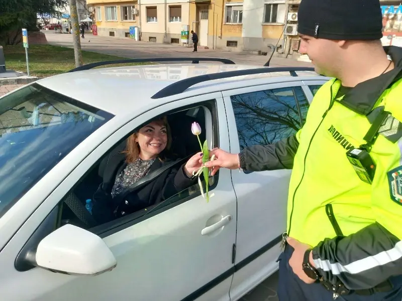 Пътните полицаи във Враца: "Честит празник, госпожо! Личното Ви очарование съчетайте с повишено внимание!