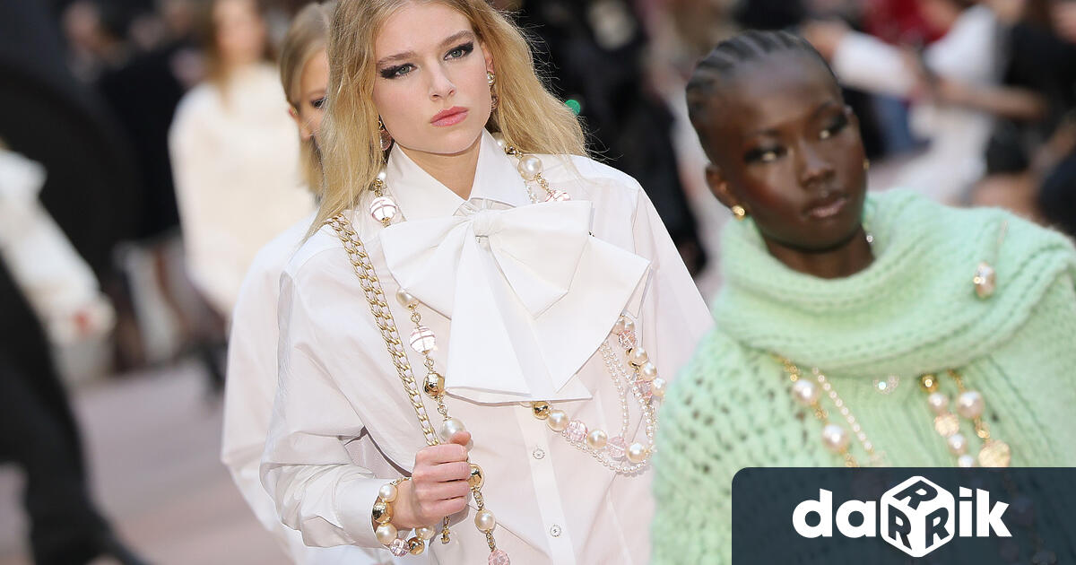 Изчистени костюми от туид и свободно падащи рокли украсени с