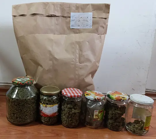  Райски газ, електронни устройства, вид вейп и марихуана са конфискувани при три инспекции в Плевен 