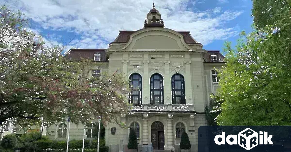 Разбити автобусни спирки нерегламентирани сметища графити със символи на омраза