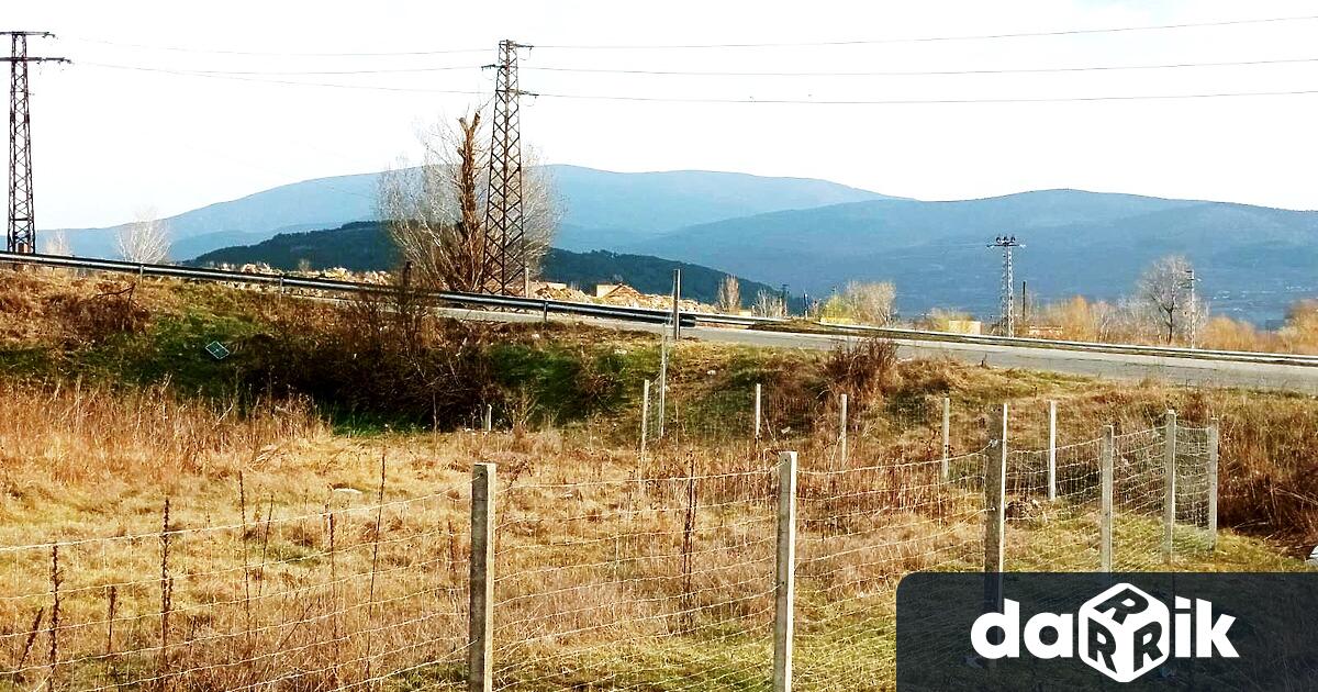 Завърши поставянето на предпазната оградна мрежа в участъка от път