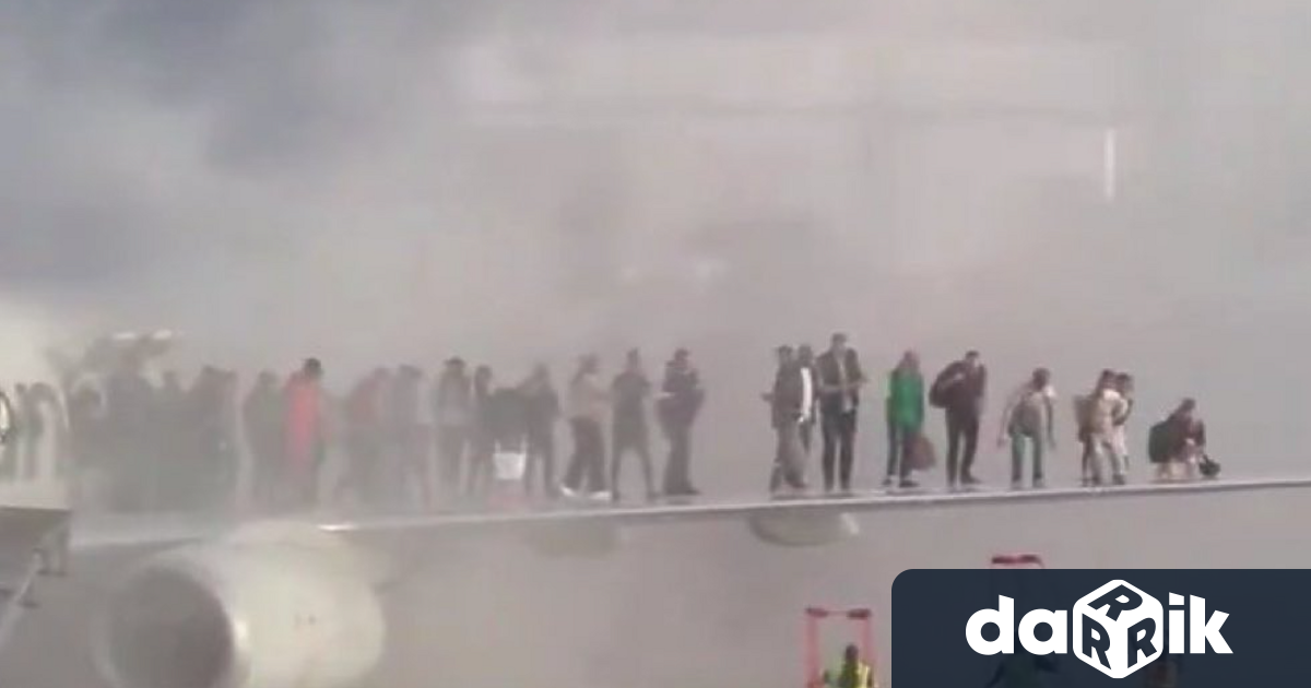 12 души бяха откарани в болница след като самолет на