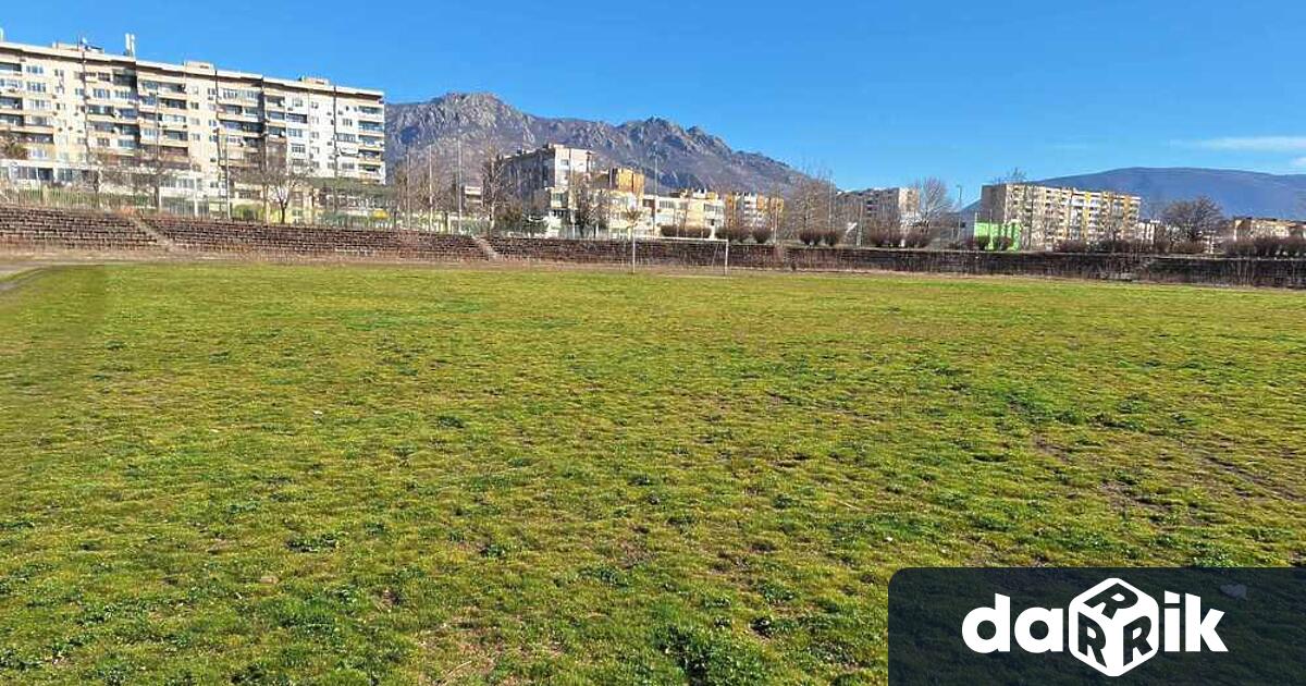 Дългоочакваният ремонт на бившия военен стадион в Сливен вече е