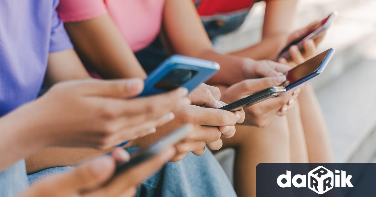 Децата стават активни потребители на интернет и социалните медии все