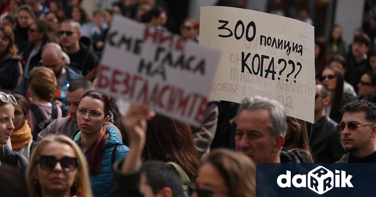 Стотици граждани се събраха в неделя на мирен протест пред