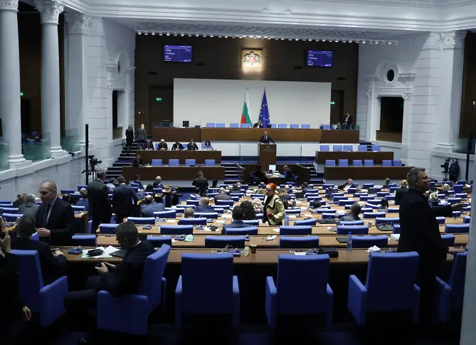  Бюджет 2025: По-високи заплати за учители и чиновници в Министерство на вътрешните работи и държавен магазин 