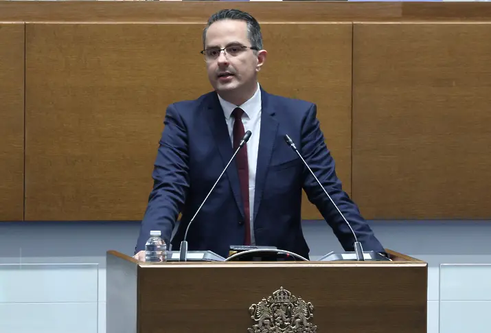  Бюджет 2025: По-високи заплати за учители и чиновници в Министерство на вътрешните работи и държавен магазин 