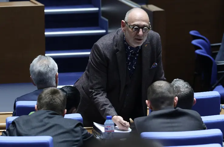  Бюджет 2025: По-високи заплати за учители и чиновници в Министерство на вътрешните работи и държавен магазин 