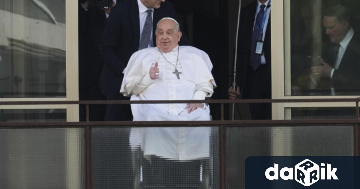 Папа Франциск направи първата си публична проява след тежкото си