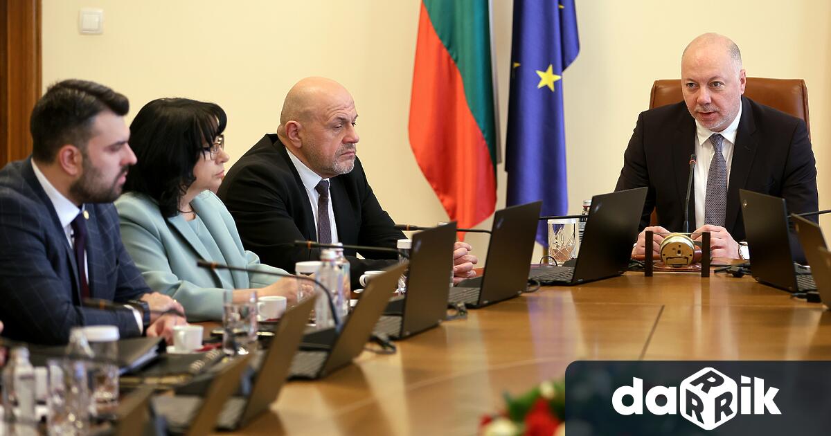 Отрицателните оценки към кабинета Желязков се покачват от 44 през