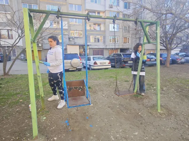 Две детски площадки в Плевен бяха почистени и обновени в първия ден на пролетта  