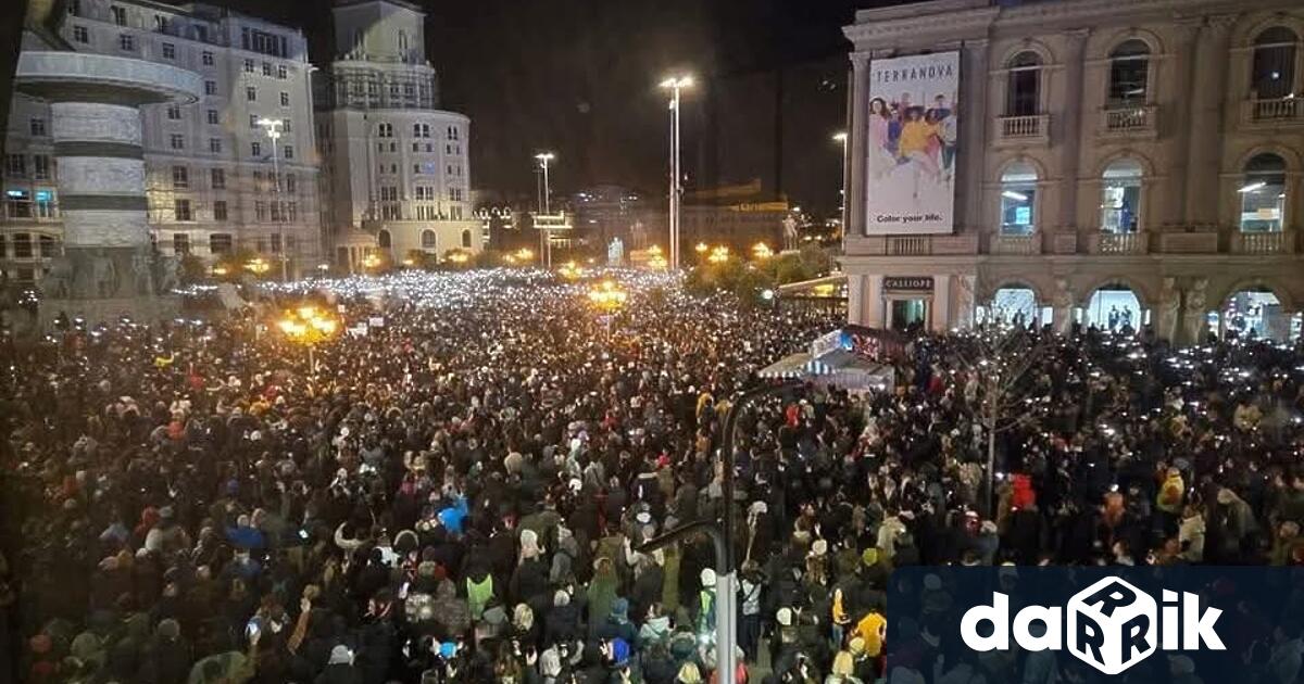 Хиляди скърбящи се събраха в различни градове в Република Северна