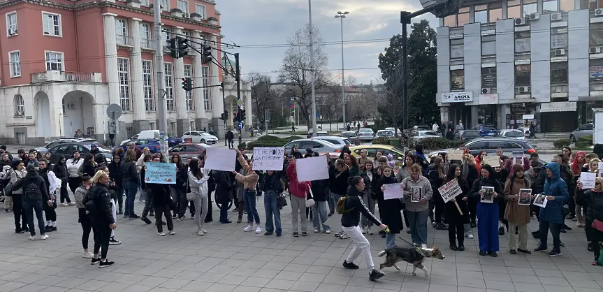  В Плевен голям брой жители се включиха в митинга против насилието над животни 