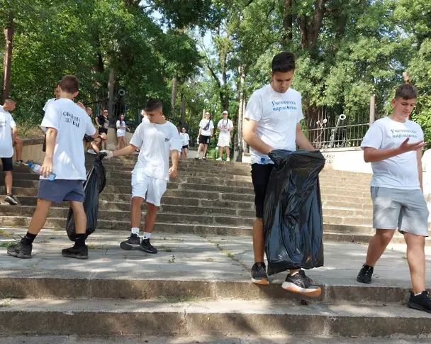 Ученици в Плевен почистват детски площадки по повод Първа пролет