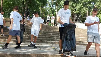 Ученици в Плевен почистват детски площадки по повод Първа пролет