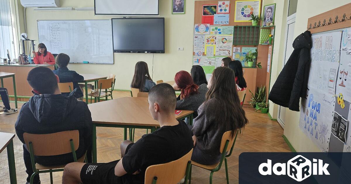 Ученици от 11 и 12 клас на ДФСГ Интелект специалност