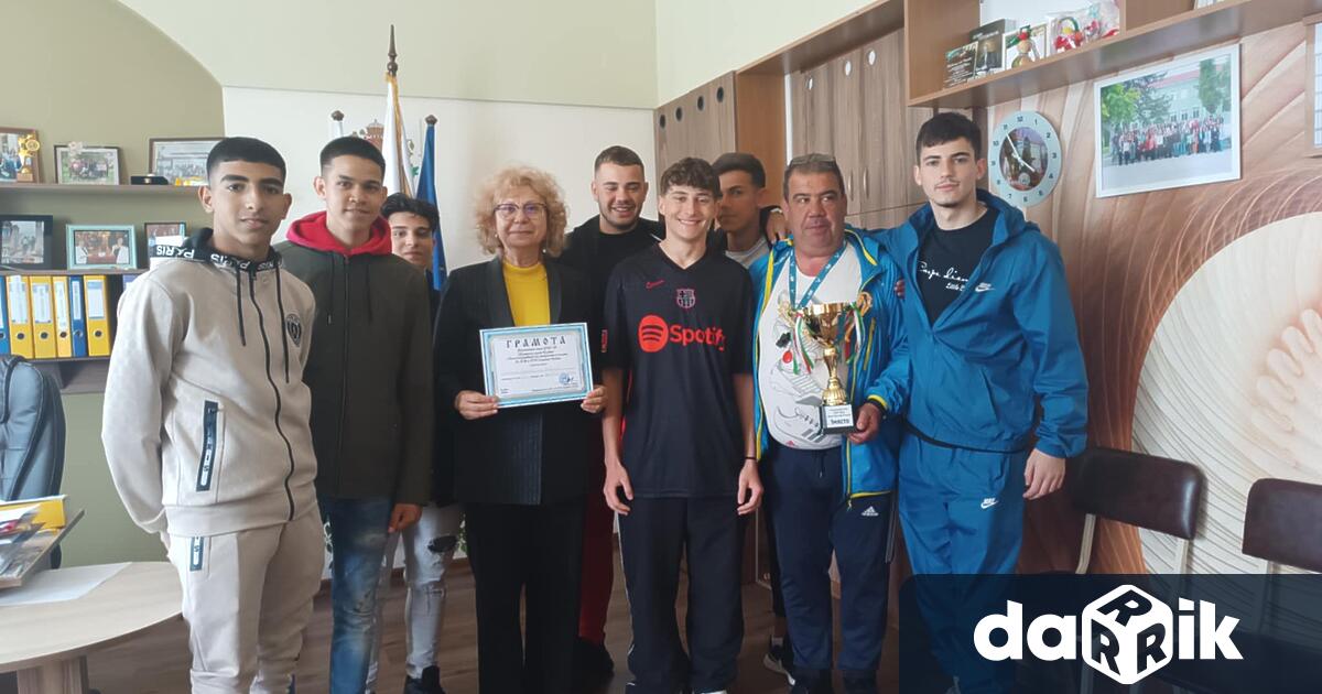 Категорично и уверено момчетата от ХІ и ХІІ клас на
