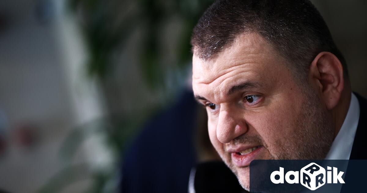 Хубаво е Борисов окончателно да свали Ахмед Доган от гърба