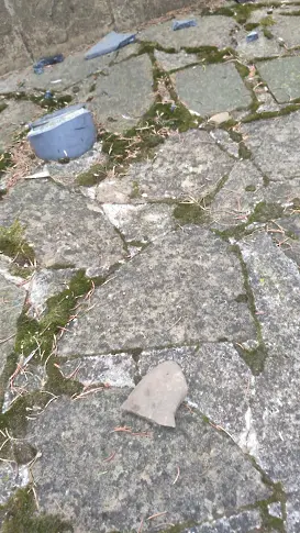  Потрошиха паметни плочи в парк „ Изворите “ 