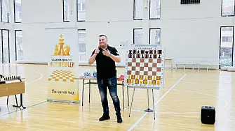 200 деца участваха в открит урок по шахмат