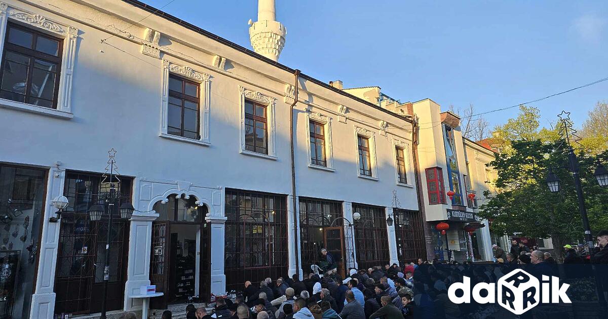 Мюсюлманите отбелязват Рамазан Байрам с който завършва едномесечният пост Според традицията