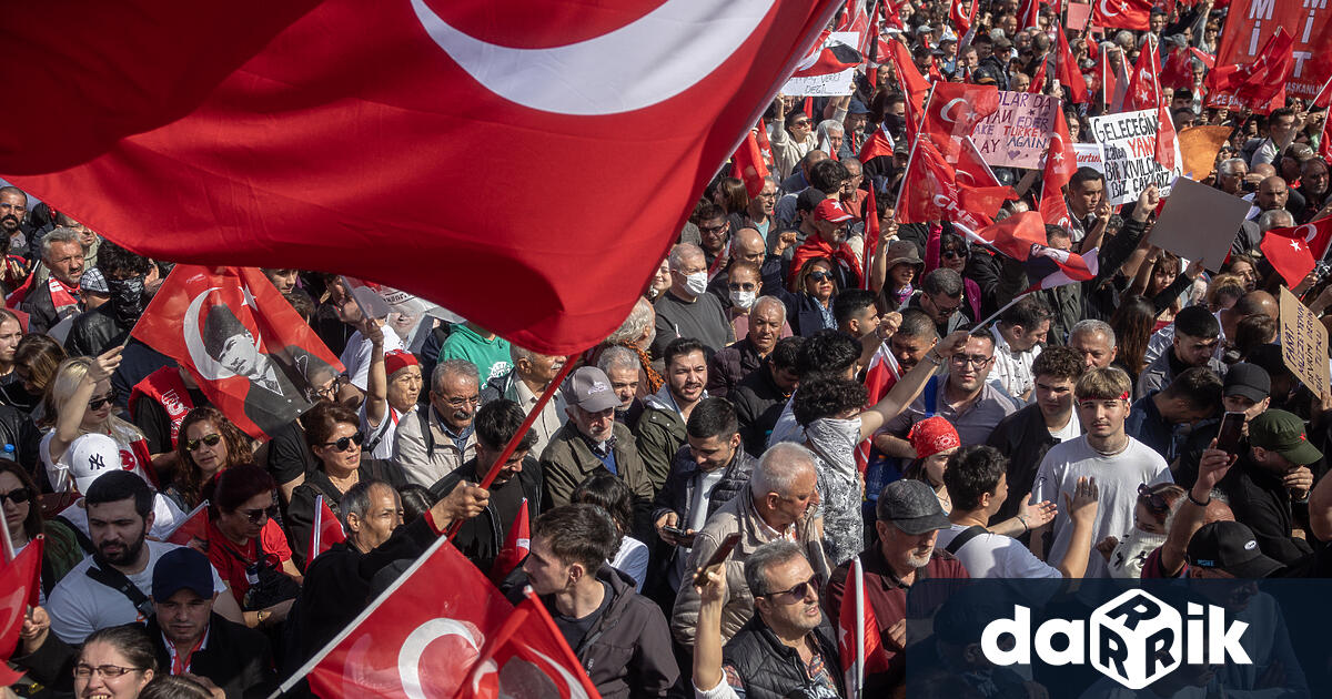 Десетки хиляди хора протестираха в Истанбул срещу който е и