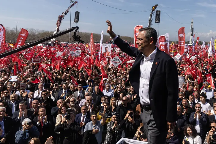  Десетки хиляди стачкуваха в Истанбул против ареста на кмета Екрем Имамоглу (ВИДЕО) 