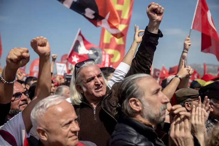  Десетки хиляди стачкуваха в Истанбул против ареста на кмета Екрем Имамоглу (ВИДЕО) 