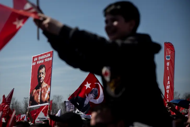  Десетки хиляди стачкуваха в Истанбул против ареста на кмета Екрем Имамоглу (ВИДЕО) 