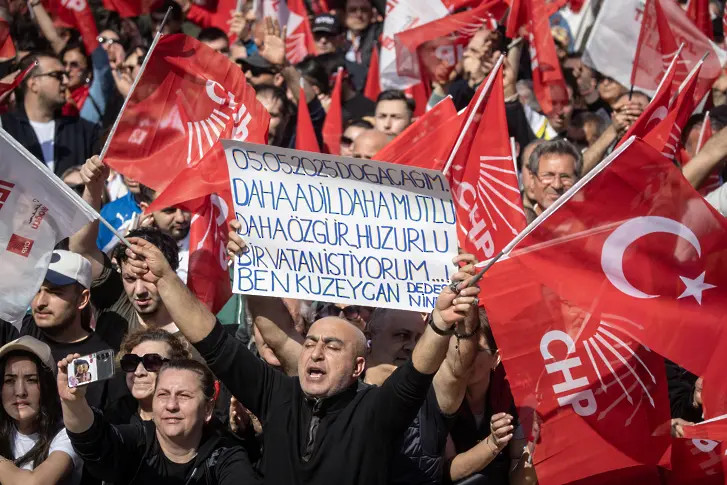  Десетки хиляди стачкуваха в Истанбул против ареста на кмета Екрем Имамоглу (ВИДЕО) 