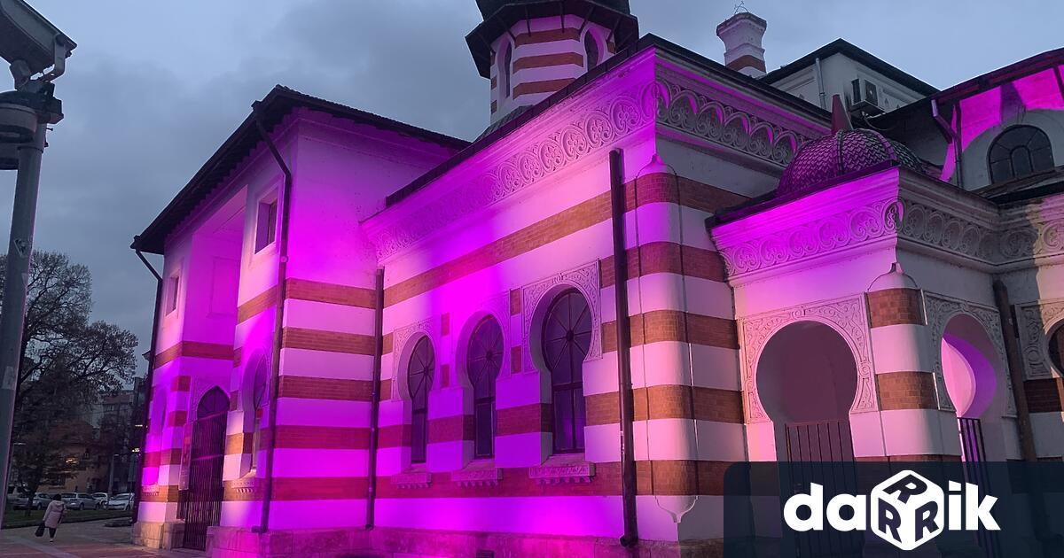 В четвъртък вечерта фасадата на Художествена галерия Колекция Дарение Светлин