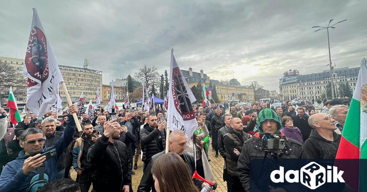 На жълтите павета в центъра на София пред сградата на