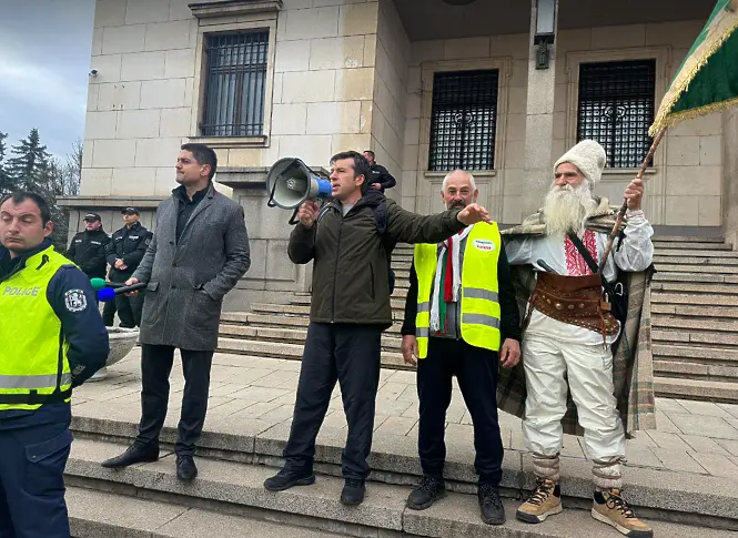  Симпатизантите на партия МЕЧ се събраха на митинг пред Народното събрание (СНИМКИ) 