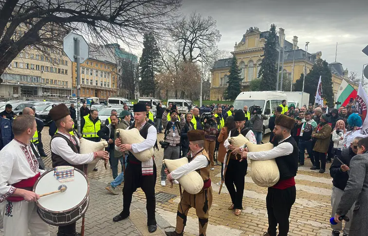  Симпатизантите на партия МЕЧ се събраха на митинг пред Народното събрание (СНИМКИ) 