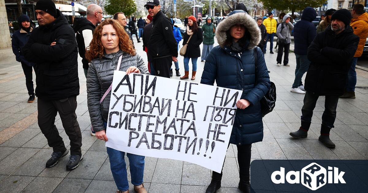С викове Убийци и Корупция стотици протестиращи демонстрираха общественото си