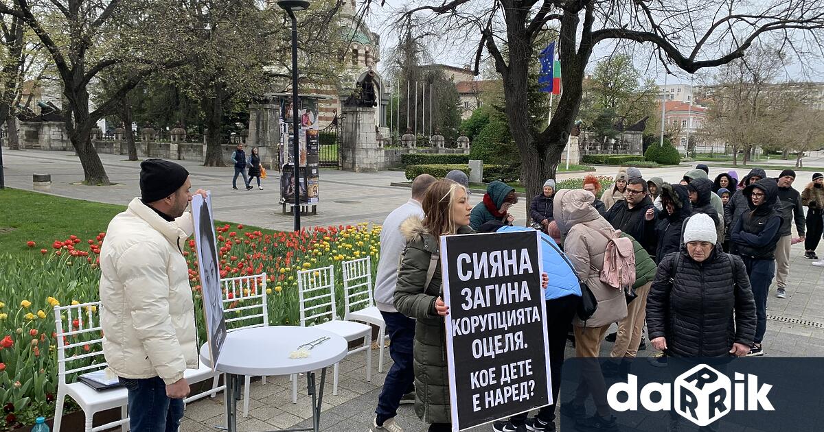 Точно в 12 00 ч на площад Възраждане в центъра на