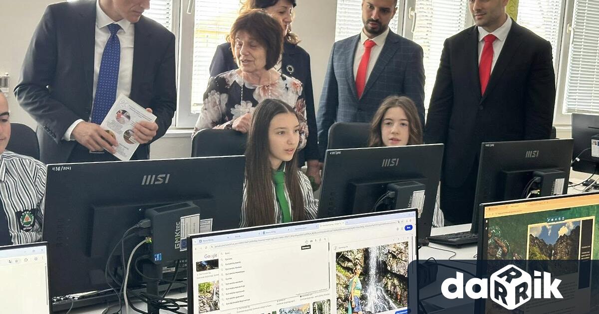 Модерен СТЕМ център Дигитален свят откри днес Министърът на образованието