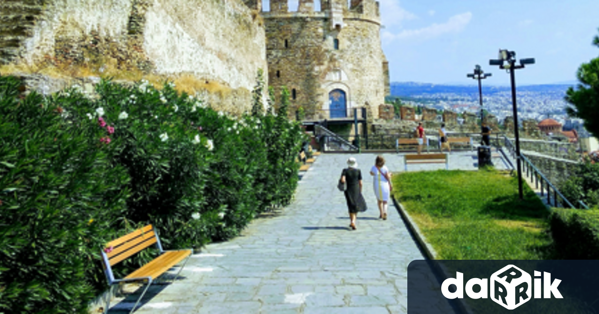 Сгушена между окъпани от слънце плажове заснежени планини и древно